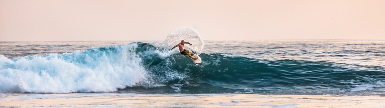Man surft in Fuerteventura